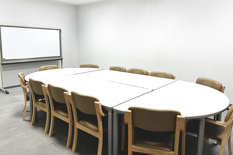 研修室1　机・椅子を配置してある状態